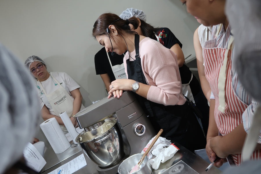 Korean Buttercream Flower Wreath Cake Class with Caicakes